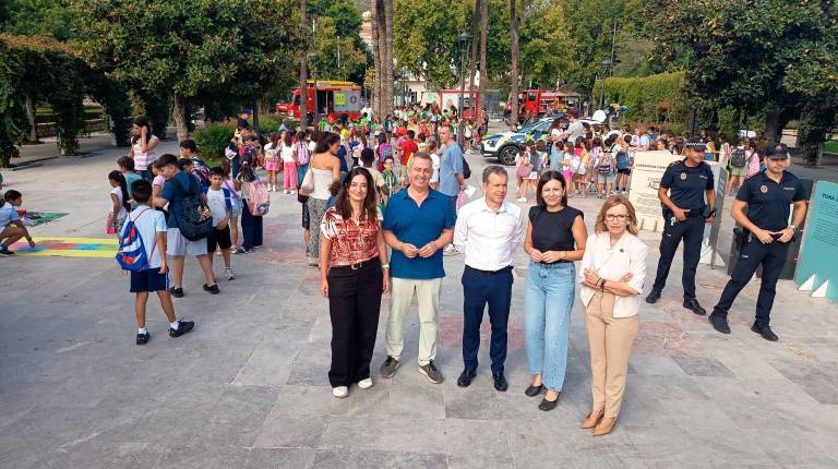 <i>Eva Funes, Javier Padorno, Julio Millán, Isabel Uceda y María del Carmen Angulo posando durante una de las actividades. / Ayuntamiento de Jaén. </i>