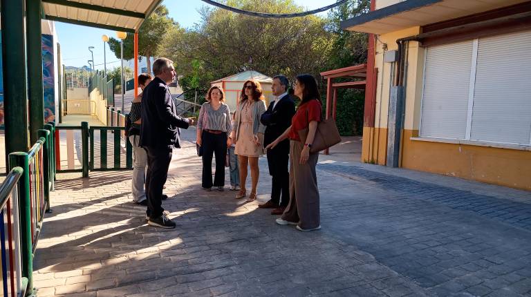 <i>Julio MIllán, Eva Funes y Javier Padorno durante su visita al CEIP Alfredo Cazabán. / Ayuntamiento de Jaén.</i>