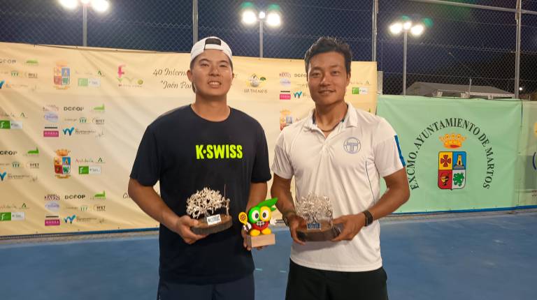 <i>La pareja de dobles Jeffrey Hsu y Michael Zhu, con los trofeos de campeones de los Internacionales de Martos “Jaén Paraíso Interior” de tenis. / CT Martos / Diario JAÉN</i>