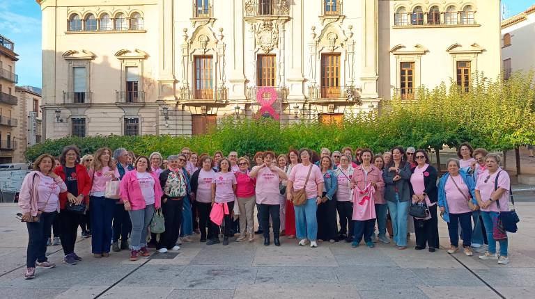 <i>Mujeres de San Felipe y Puente Jontoya, junto a miembros del equipo de Gobierno, conmemoran el Día Mundial contra el Cáncer de mama. / Ayuntamiento de Jaén.</i>
