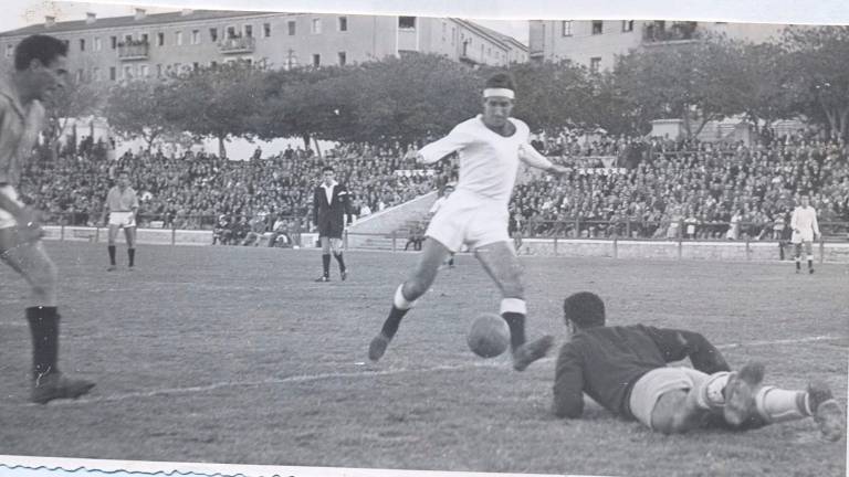 Ángel María Arregui se dispone a lanzar delante del portero en un partido jugado en el antigio Estadio de La Victoria. / Archivo Histórico de Diario JAÉN. 