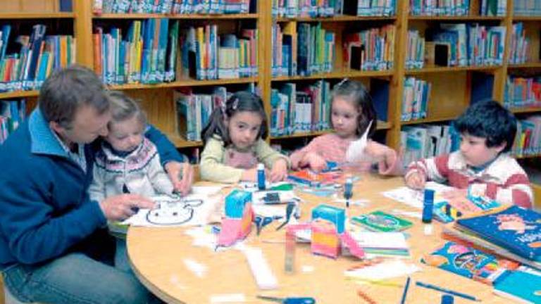 Niños durante un taller organizado en la Biblioteca Provincial de Jaén. / A. Muñoz. / Archivo fotográfico Diario JAÉN.