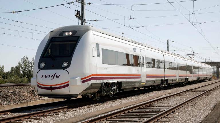 Los usuarios de Renfe ya pueden adquirir los abonos gratuitos de Cercanías, Rodalies y Media Distancia