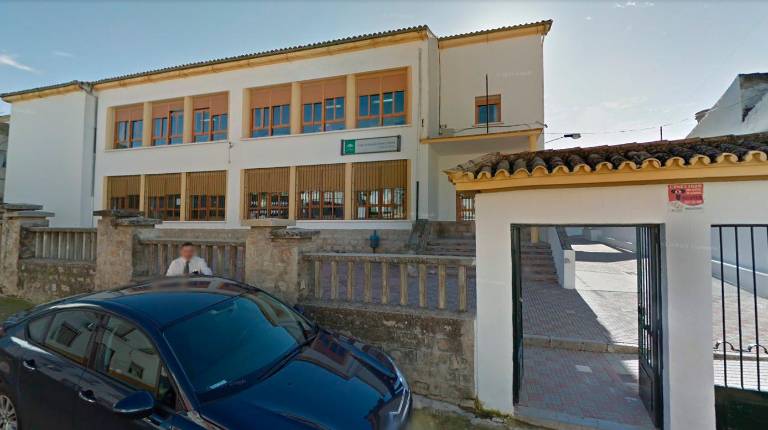 <i>CEIP Puerta de Martos de Torredonjiemno. / Google Maps.</i>