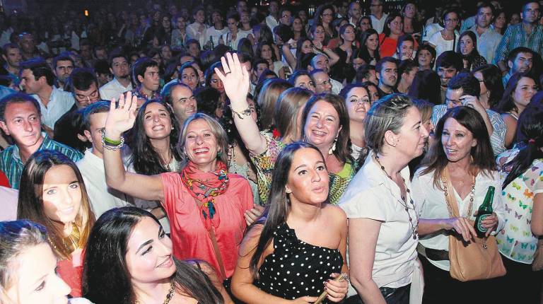 FIESTA. <i>Decenas de personas bailan en una discoteca de Jaén en el verano de 2018.</i>