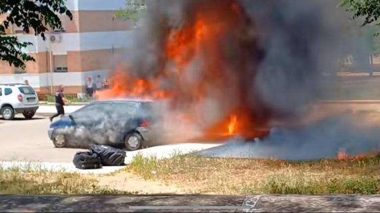 Alarma en La Paz por el incendio de dos coches en Linares