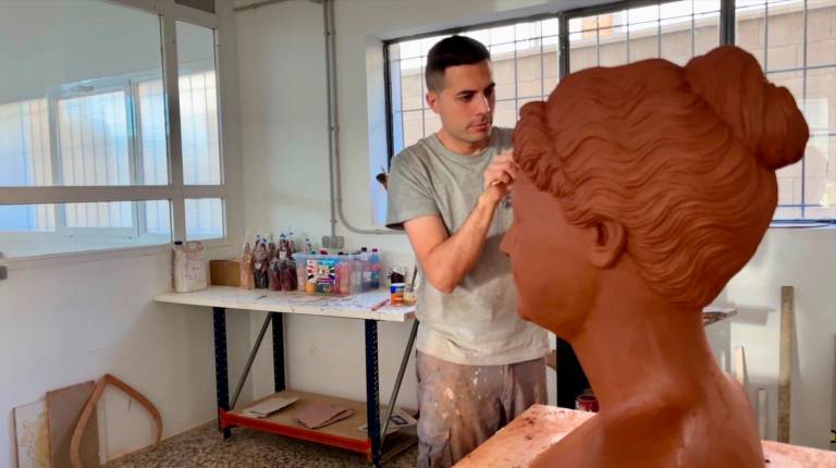 <i>El artista bilbilitano José María Sánchez, en su taller. / Ayuntamiento de Calatayud. </i>