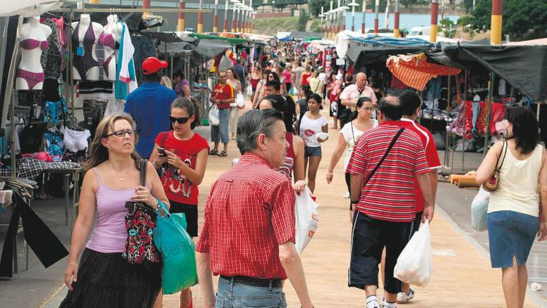 Rechazo vecinal al mercadillo “a las puertas” de sus casas