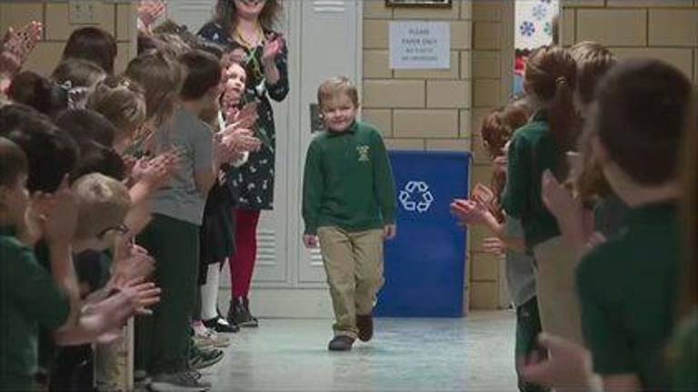 Gran aplauso de sus compañeros de colegio a un niño de seis años que acaba de terminar la quimioterapia