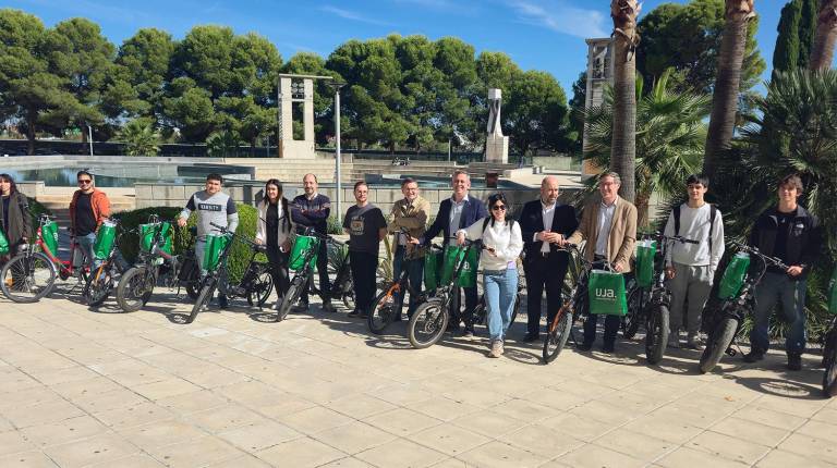 <i>Acto de entrega de los 25 bicicletas. / UJA.</i>