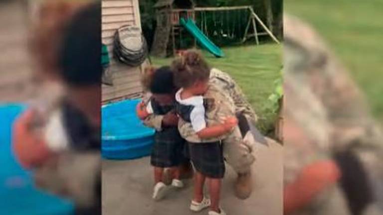 Emotivo reencuentro de un padre militar con sus hijas