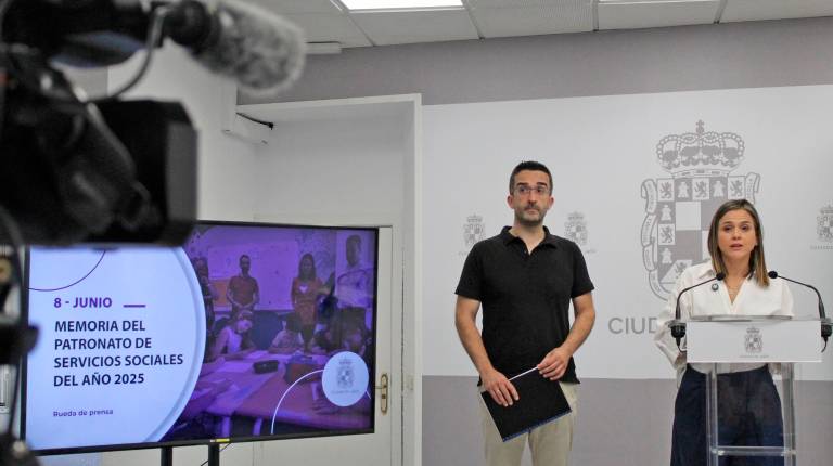 <i>La concejala de Servicios Sociales, Ángeles Díaz de la Torre, durante la presentación de la Memoria 2025 del Patronato Municipal de Asuntos Sociales, junto al gerente del Patronato, Javier Varea. / Ayuntamiento de Jaén.</i>