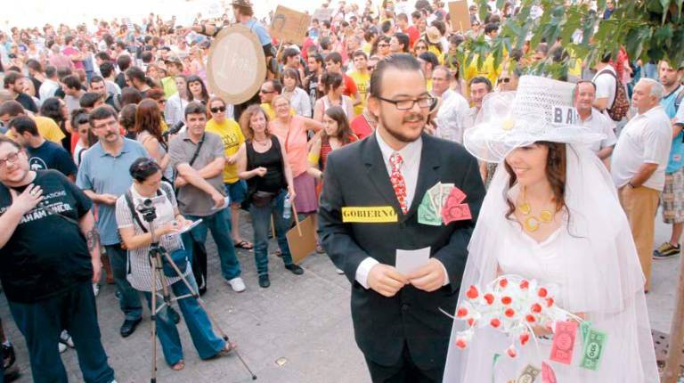 <i>La Banca, de blanco, junto a su esposo, el Gobierno, al comienzo de la manifestación del 19-J. / Archivo Histórico de Diario JAÉN. </i>