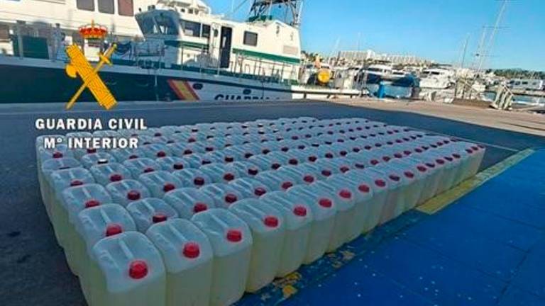 Incautan en Málaga casi 10.000 litros de gasolina y seis embarcaciones dedicadas al “petaqueo” para el narcotráfico
