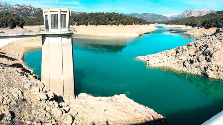 Pozo Alcón, a la espera de que Salud declare el agua apta para el consumo tras 19 días de prohibición