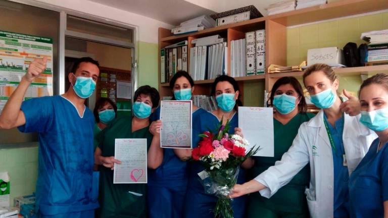 El Hospital de Úbeda entrega cartas para animar a pacientes con covid-19