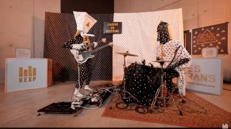 <i>El dueto musical Angine de Poitrine durante una actuación en vivo. / KEXP.</i>