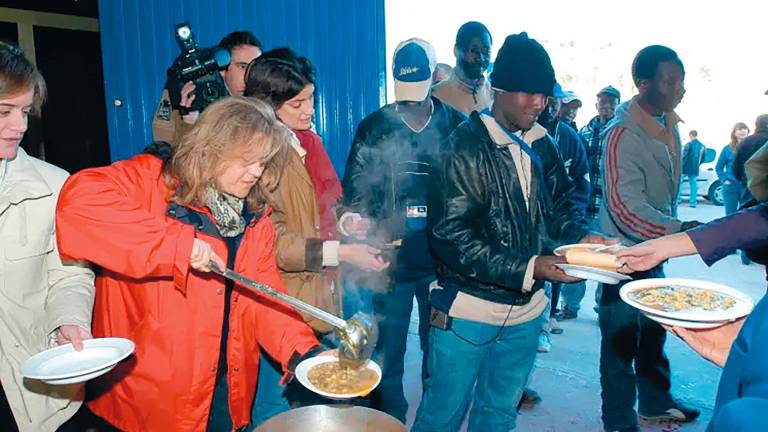 Cáritas ayuda calle a calle a temporeros en Jaén