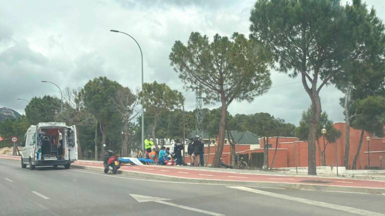 <i>Atención al ciclista “in situ”. Juanfran Paredes. / Diario JAÉN.</i>