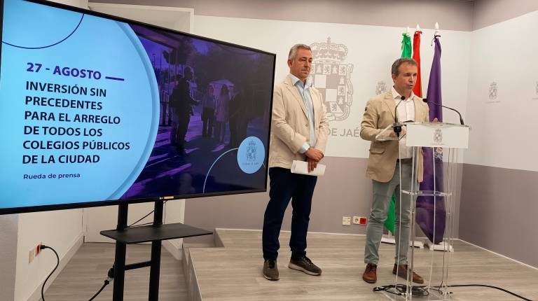 <i>Javier Padorno y Julio Millán en la rueda de prensa para las inversiones en los colegios de Jaén. / Ayuntamiento de Jaén. </i>
