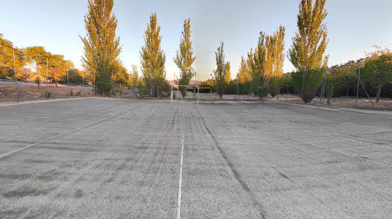 <i>Pista polideportiva construida en el Polígono Nuevo Jaén, que puede convertirse en un campo de césped natural.</i>