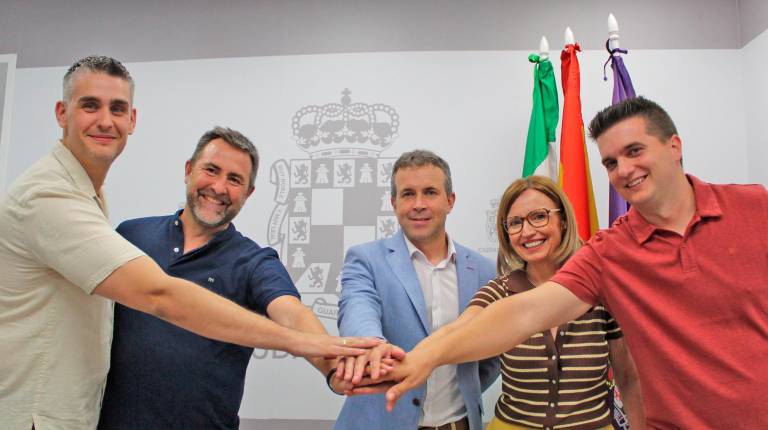 <i>Julio Millán, María del Carmen Angulo y representantes del sector. / Ayuntamiento de Jaén. </i>