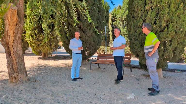 <i>Visita de Julio Millán y Javier Padorno al nuevo parque canino San Felipe. / Ayuntamiento de Jaén. </i>