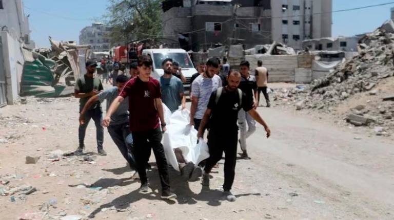 <i>Palestinos trasladan un cadáver tras un ataque ejecutado por Israel contra Gaza el 14 de julio de 2026. / Europa Press.</i>