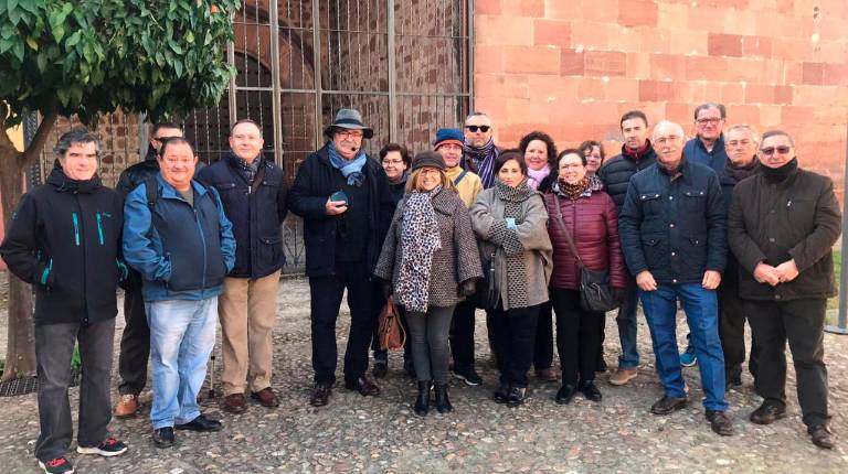 ACTIVIDAD EXTRAESCOLAR. <i>Participantes en el recorrido por el señero templo de Andújar.</i>