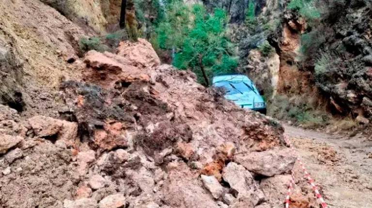 <i>Estado de una carretera cortada en Santiago de la Espada durante el tren de borrascas del pasado invierno. / Diario JAÉN.</i>