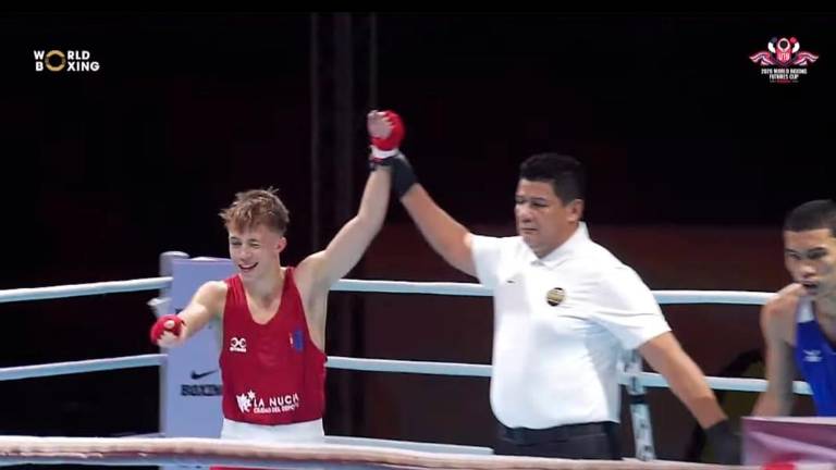 El árbitro levanta el brazo a izquierdo de Manuel Bueno en señal de victoria. / Sugar Ray.