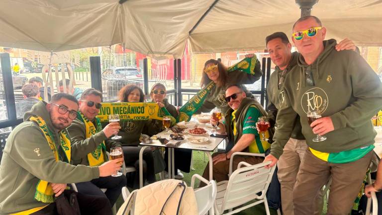 La marea amarilla toma las calles para recibir al Jaén Paraíso Interior