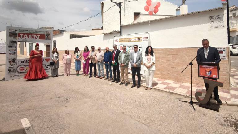 El presidente de DIARIO JAÉN S. A., Eleuterio Muñoz, interviene junto a las autoridades presentes en el acto tras el descubrimiento de la placa. / Agustín Muñoz / Diario JAÉN.