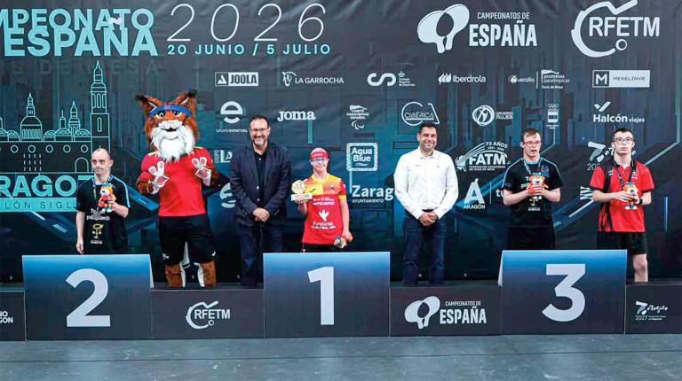 <i>Marcos Valsera, en el centro del podio, exhibe su trofeo como campeón de España de tenis de mesa. </i>