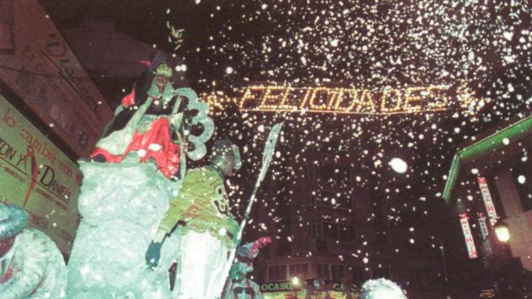 Tal día como hoy en 1995 publicábamos este titular: La lluvia cesó ante la magia de los Reyes de Oriente