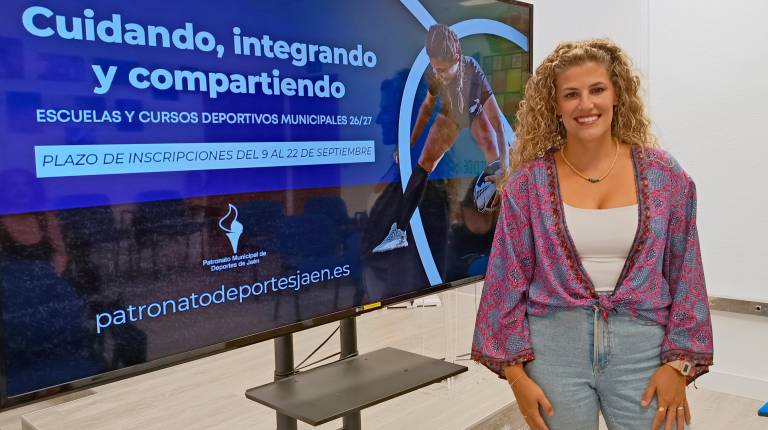 <i>La concejala de Deportes, Beatriz López en la programación del programa de cursos deportivos municipales. / Ayuntamiento de Jaén. </i>
