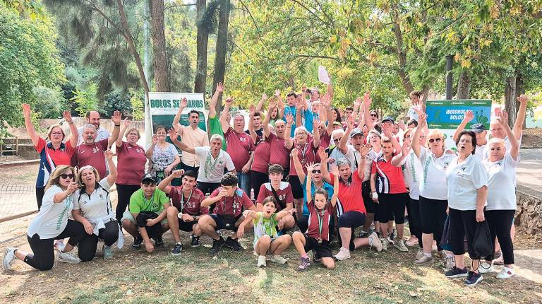 <i>Todos los participantes que se suibieron al podio en las categorías de veteranos y base.</i>