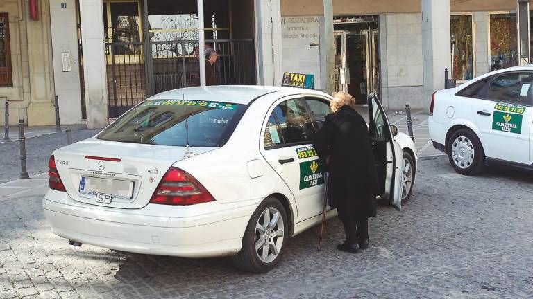Atasco en la negociación del taxi para regular las VTC