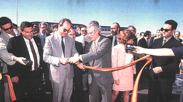 <i>Manuel Chaves corta la cinta de apertura en la autovía en presencia de José Borrell, Amparo Rubiales y Alfonso Sánchez. / Archivo Histórico de Diario JAÉN.</i>