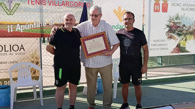 <i>Imagen de la entrega de la placa: Luis Torres, Paco Muro y José Gálvez.</i>