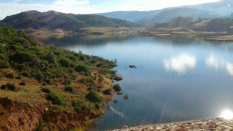 Regantes piden a la CHG que aumente hasta 15 hectómetros cúbicos la dotación para riego de la presa de Siles