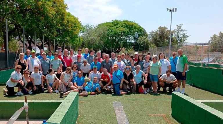<i>Foto de familia de equipos y acompañantes tras el cierre de la primera vuelta de la Liga Bujarkay con la jornada en Villarreal (Castellón).</i>