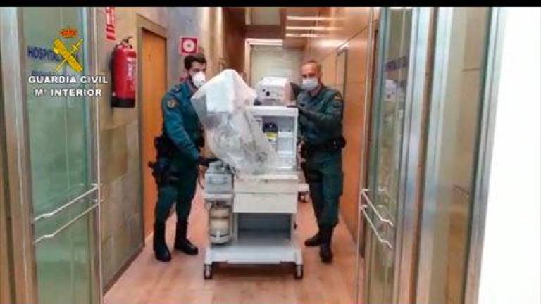 La Guardia Civil traslada cinco respiradores desde Córdoba hasta el hospital de Antequera (Málaga)