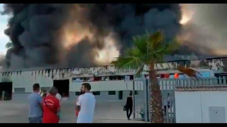 Arde una fábrica de muebles de baño entre Jaén y Córdoba evacuada y con un trabajador herido