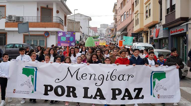 MOVILIZACIÓN. <i> La cabeza de la manifestación celebrada ayer en Mengíbar.</i>