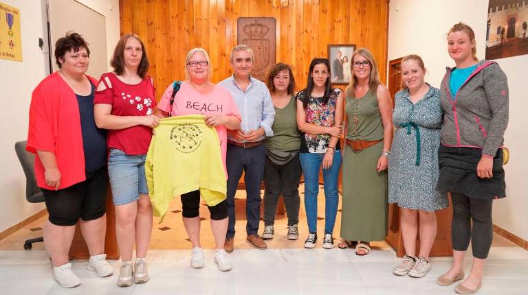 COLABORACIÓN. <i>El alcalde, Juan Bravo, y la concejal Adela Pérez, junto con miembros de Dreyaa y de la protectora alemana. </i>