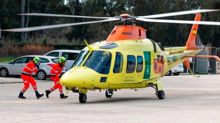 <i>Un helicoptero sanitario antes de despegar para una emergencia. / Europa Press. </i>