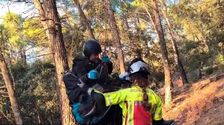<i>Momento del rescate del parapentista por parte de los efectivos de bomberos de Jaén. / Ayuntamiento de Jaén. </i>