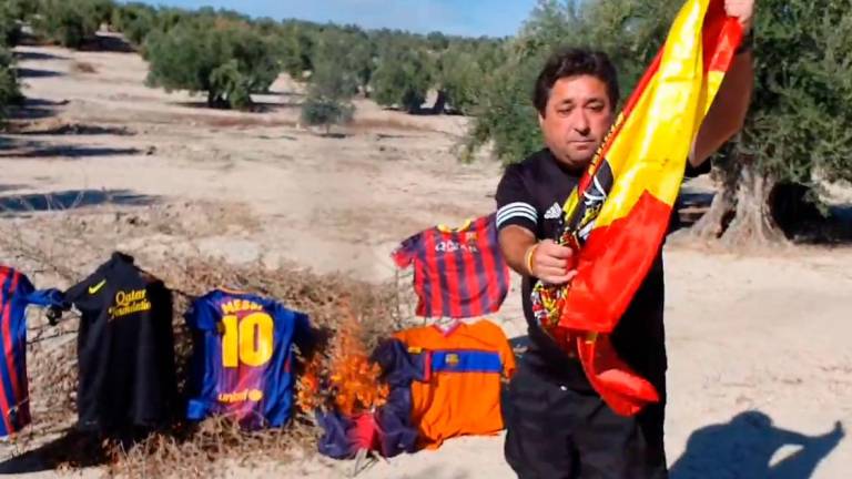 El vídeo viral de un cazalillero que quema camisetas del Barcelona
