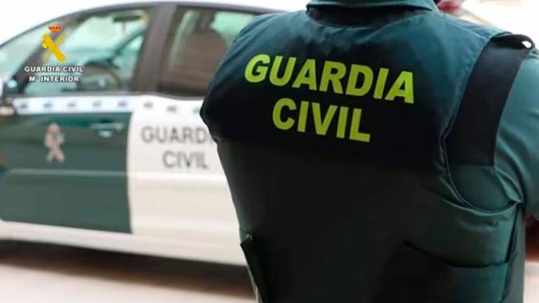 Un agente de la Guardia Civil junto a un vehículo oficial. / Guardia Civil.